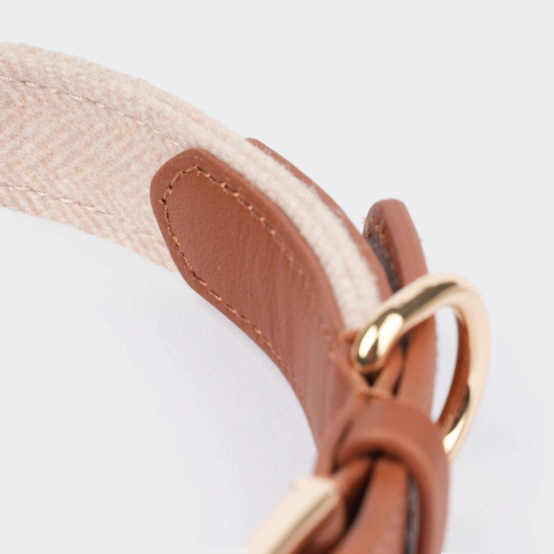 Detailansicht des Innenfutters eines beigen Hundehalsbands mit hellbrauner Echtleder-Außenseite und goldener D-Ring Halterung.